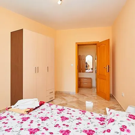 Nadin Поморие